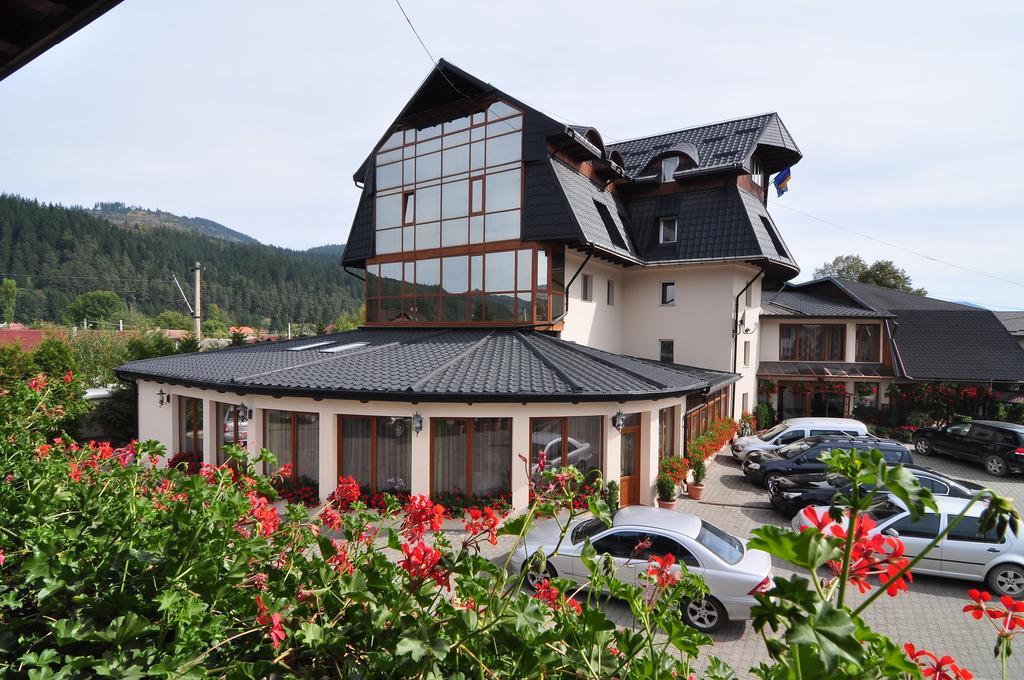 Hotel Cosmos Campulung Moldovenesc Exterior photo
